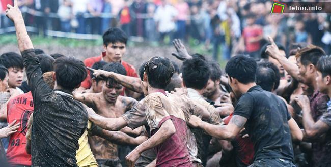 Thanh niên giẫm đạp cướp phết Hiền Quan lấy may đầu năm