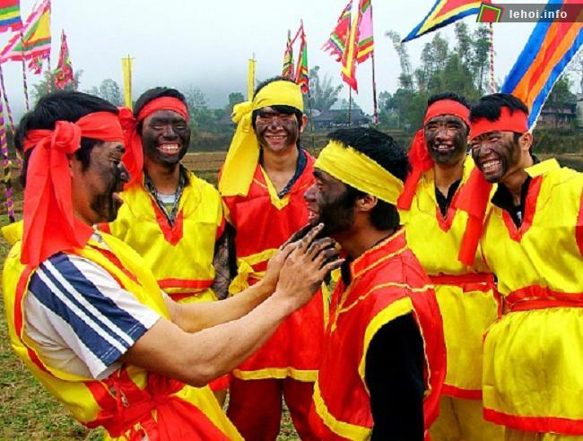 Trai làng trong đoàn rước lễ hội Ná Nhèm phải bôi mặt nhọ