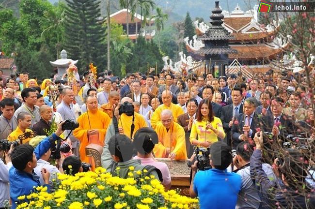 Dâng hương tại lễ hội chùa Hương 2018