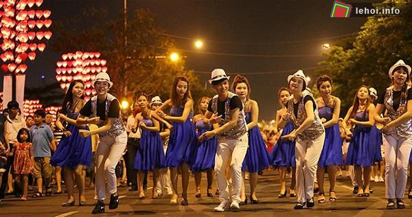 Vũ hội đường phố trong hoạt động văn hóa - lễ hội dọc bờ sông Hàn