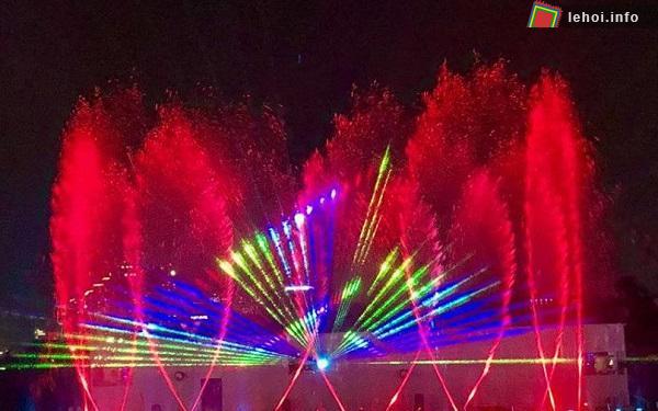 Trình diễn nhạc nước trong lễ hội Phượng hoàng mùa xuân