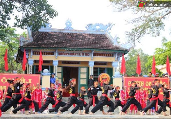 Biểu diễn võ thuật trong lễ hội đền Lê Thành Phương