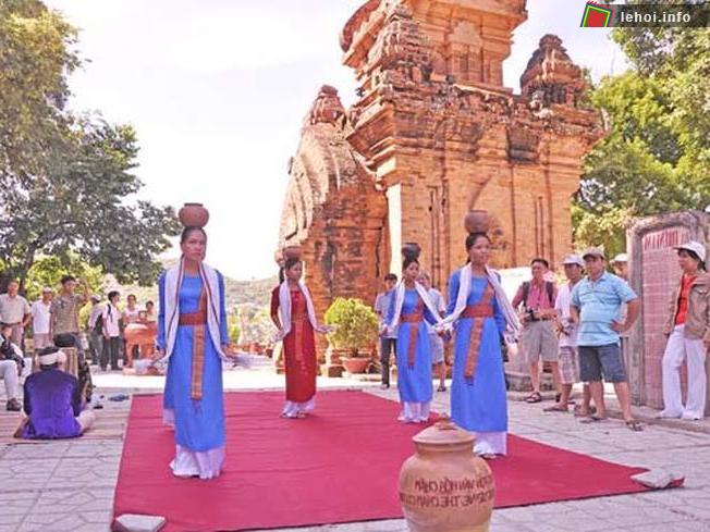 Các cô gái Chăm đang múa những điệu múa đặc trưng của đồng bào mình