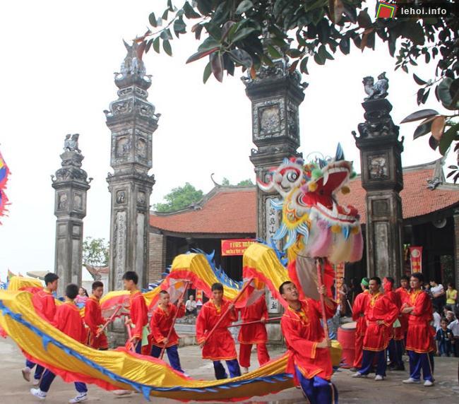 Lễ hội đình - đền Chèm là lễ hội lớn trong vùng