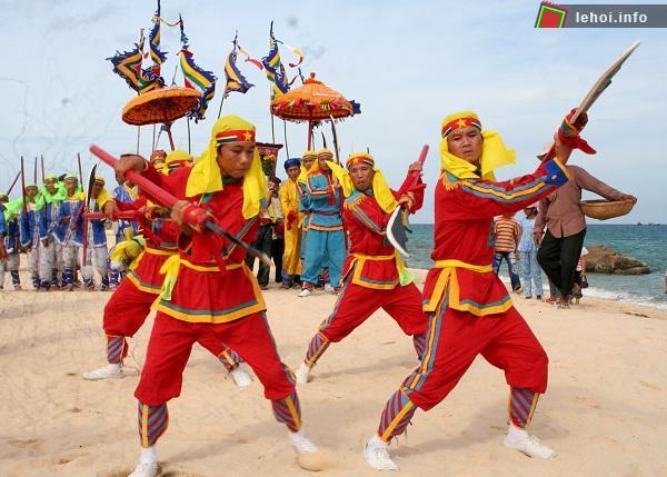 Tưng bừng lễ hội đua thuyền truyền thống đầm Ô Loan