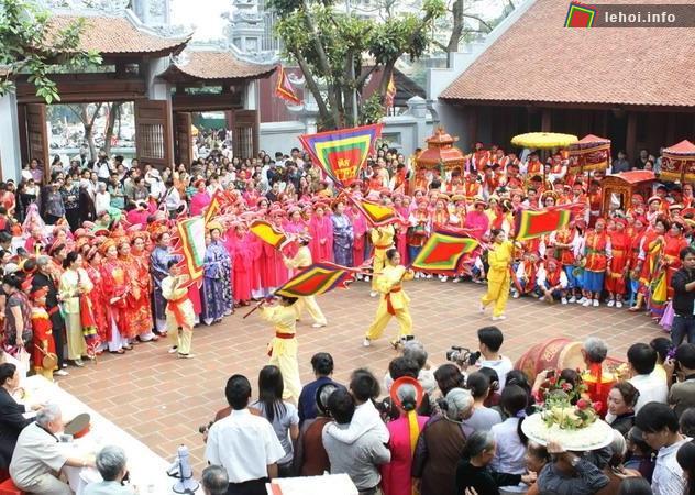 Tiết mục múa cờ trong ngày hội