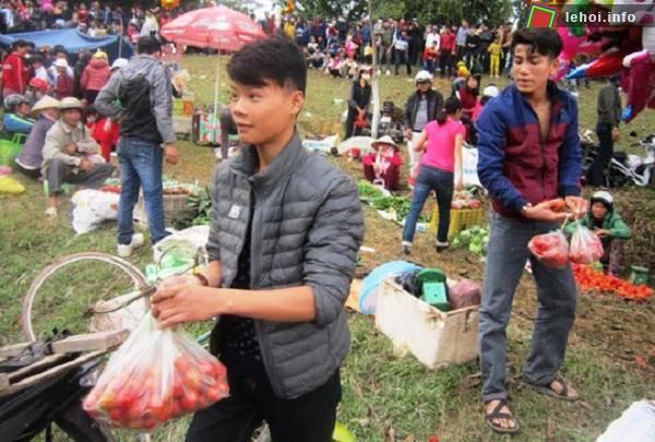 Thanh niên dùng cà chua ném nhau trong phiên chợ Chuộng
