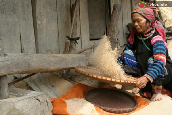 Giã gạo chuẩn bị lễ mừng cơm mới của người La Hủ