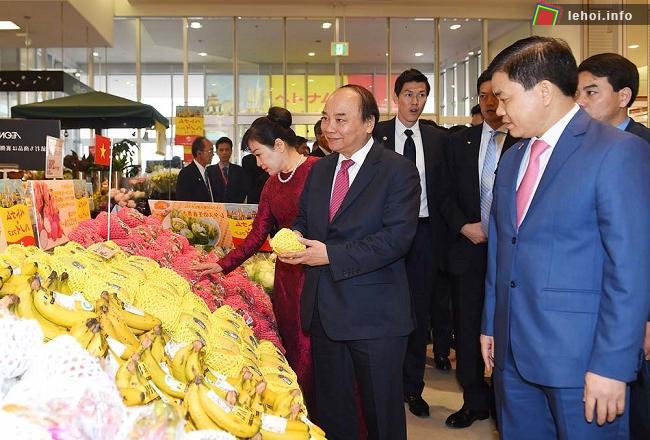Thủ tướng Nguyễn Xuân Phúc tham quan Tuần hàng Việt Nam - Hà Nội 2017