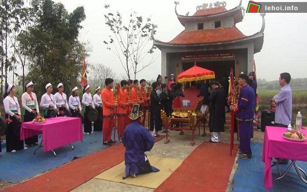 Kiệu Thành Hoàng ở Miếu Cả trong lễ hội khai mùa Mường Thàng