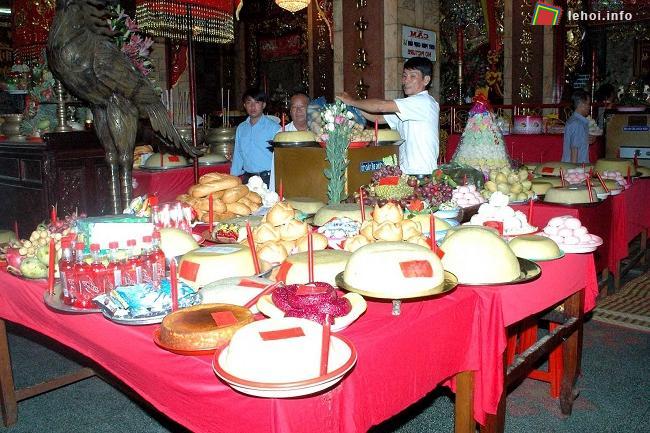 Lễ vật người dân dâng cúng trong lễ Túc Yết