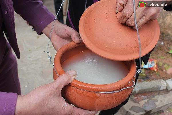 Niêu cơm trong hội thổi cơm thi Thạch Thất được cố định bằng dây thép