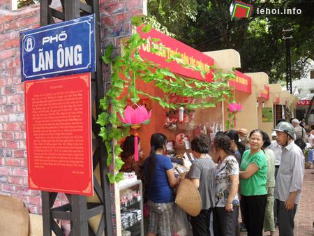 Những mặt hàng truyền thống được bày bán tại phố Lãn Ông
