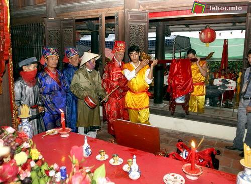Các phường trâu mang nước vào Đền chuẩn bị làm Lễ rước nước.