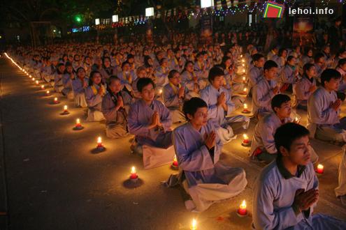 Đúng 18h, lễ hội hoa đăng diễn ra với nghi thức trang nghiêm, thành kính.
