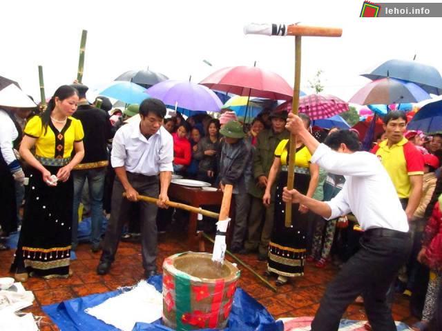 Giã gạo cầu mùa