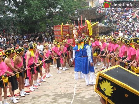 Kéo xe long mã - tượng trưng cho Thánh Gióng lên đường ra trận