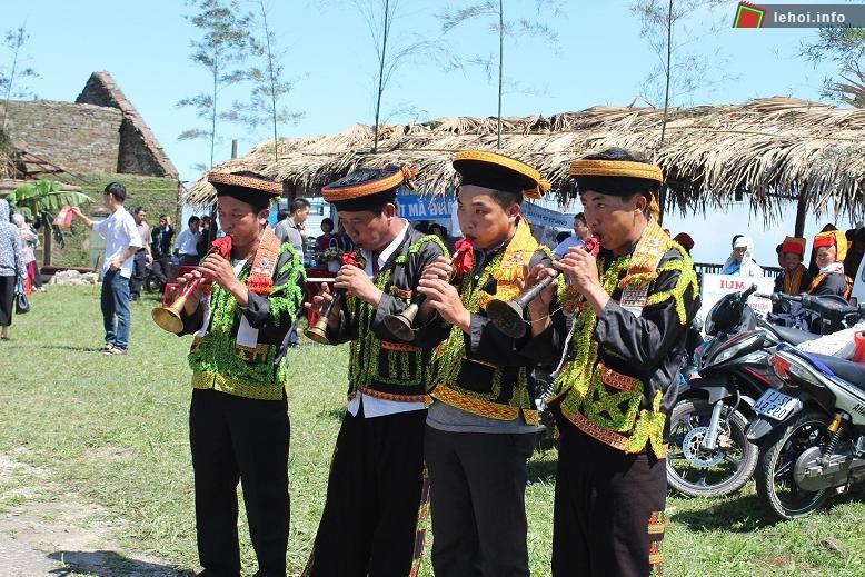 Biểu diễn thổi kèn Pí lè