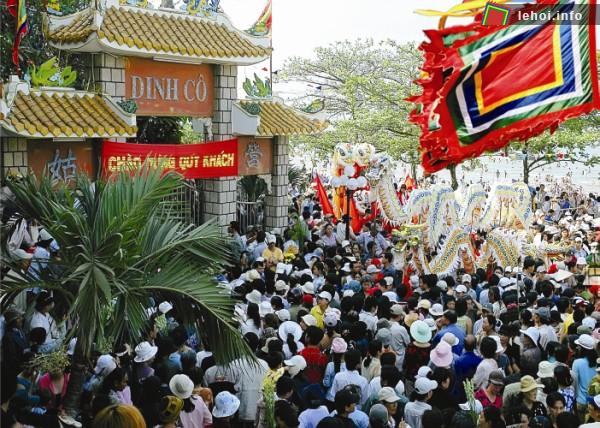 Đông đảo người dân và du khách đến tham dự lễ hội