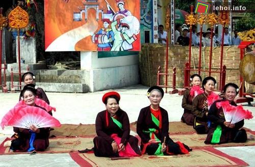 Biểu diễn nghệ thuật trong ngày hội