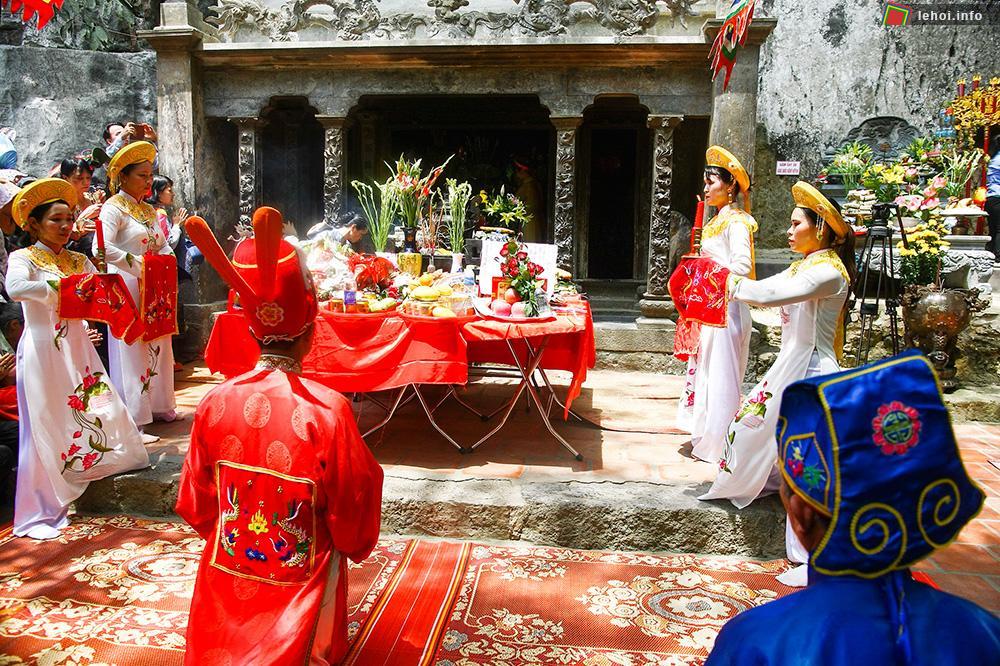 Lễ tế tại đền thờ Thánh Quý Minh Đại Vương