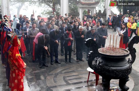 Các đồng chí lãnh đạo Tỉnh, huyện dâng hương tại đền thờ Quốc Mẫu Tây Thiên