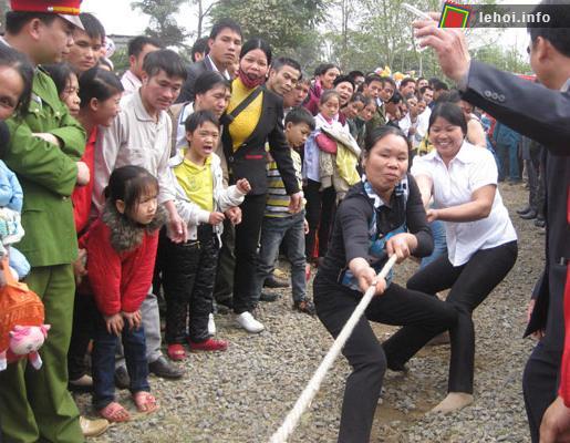 Trò chơi kéo co tại Lễ hội đền Đuổm.