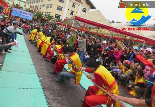 Phần thi kéo co trong lễ hội cầu phúc đền Độc Cước