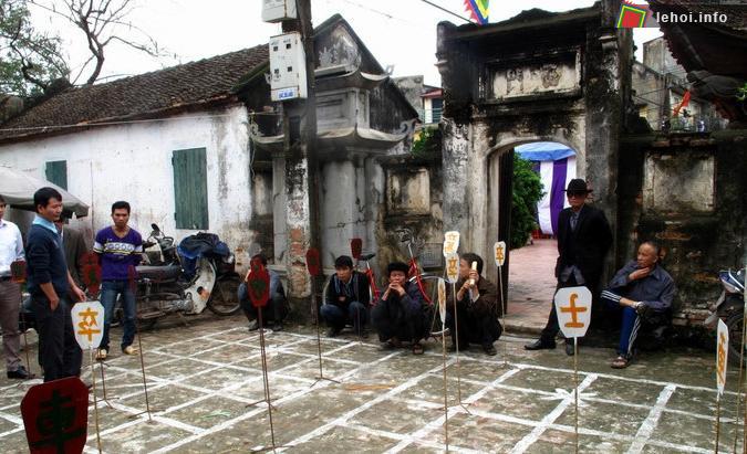 Thi cờ tướng bên hông Đình