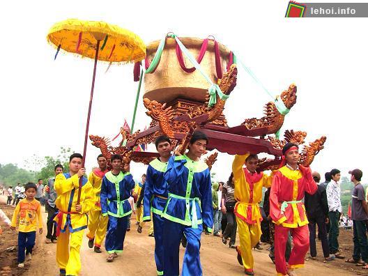 Lễ rước kiệu Vạc đồng tại lễ hội
