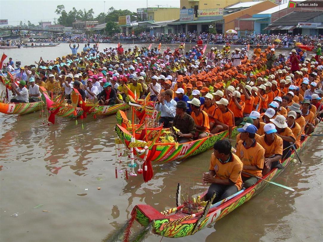 Các đội đua ghe Ngo chuẩn bị vào cuộc đua trên sông Maspero.