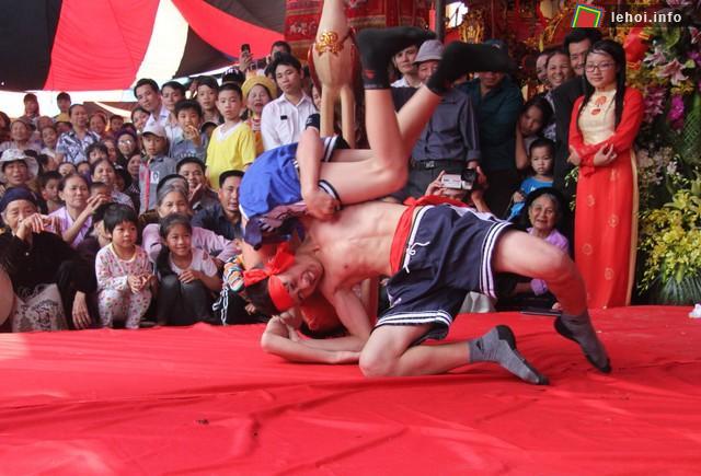 Đấu vật trong lễ hội đền Mõ - Hải Phòng