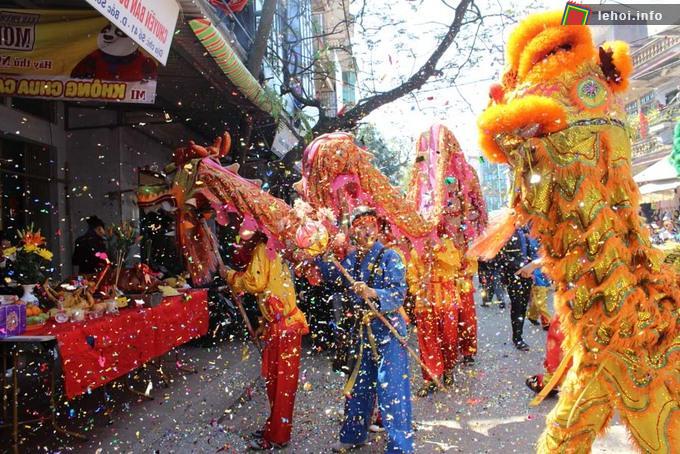 Tương truyền, nhà nào được đội múa lân, múa rồng đến xông đất sẽ làm ăn may mắn, phát đạt trong cả năm.