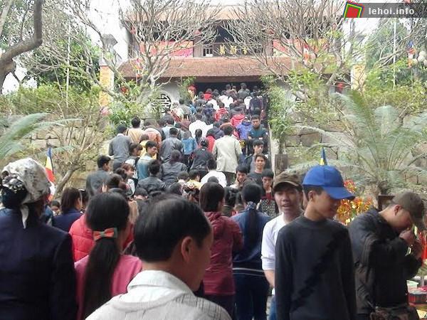 Người dân đổ về chùa Phật Tích