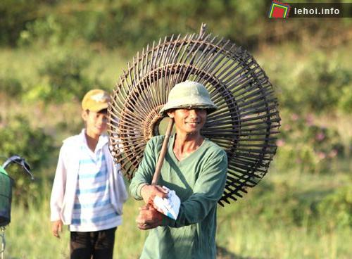 Ai cũng háo hức, vui vẻ tham gia thi bắt cá