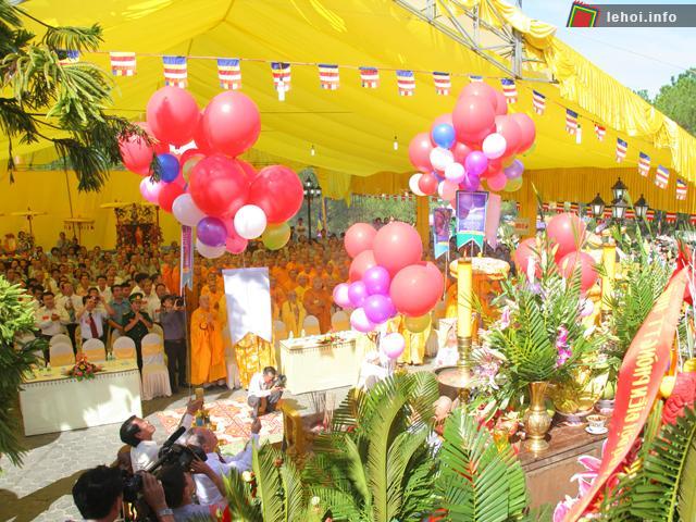 Các đại biểu thả bóng bay trong lễ hội