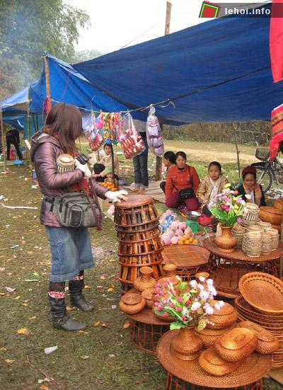 Tại lễ hội, du khách có thể mua một số sản vật rất riêng của dân tộc Thái về làm quà