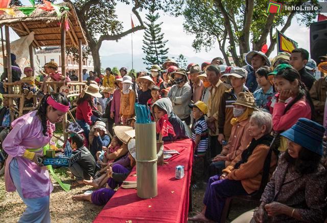 Đông đảo người dân và du khách đến xem hội