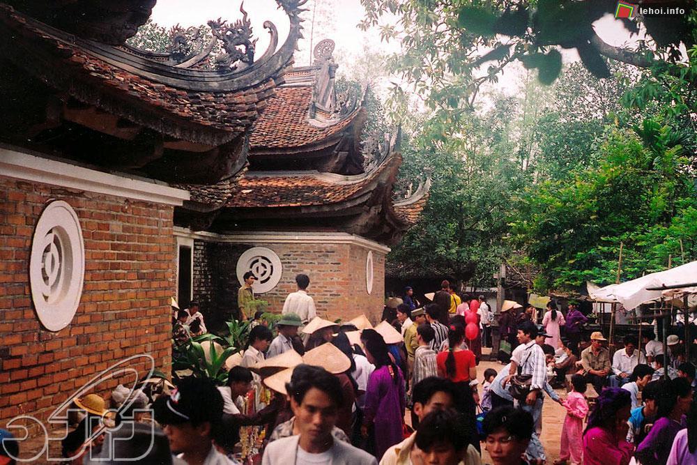 Đông đảo người dân và du khách đến dự lễ hội chùa Tây Phương