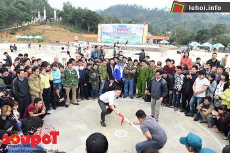 Chơi trò chơi dân gian trong lễ hội