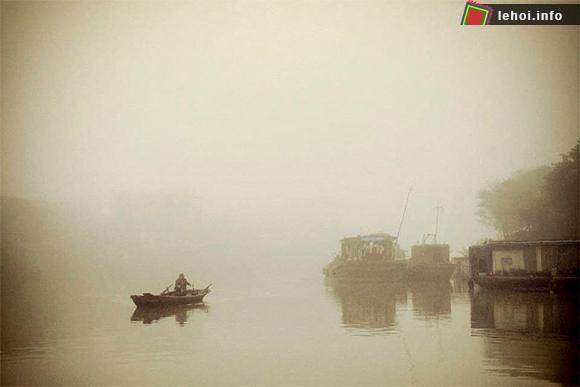 Du thuyền thưởng ngoạn khung cảnh sông Cầu