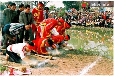 Thi kéo lửa trong lễ hội