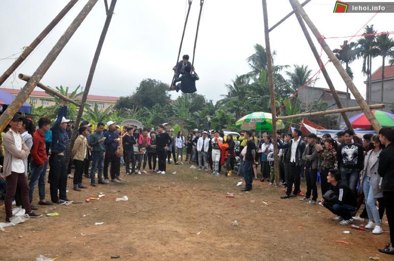 Chơi đu trong lễ hội Tiên Công