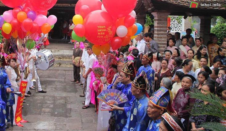 Người dân tham gia hội Bạch Trữ