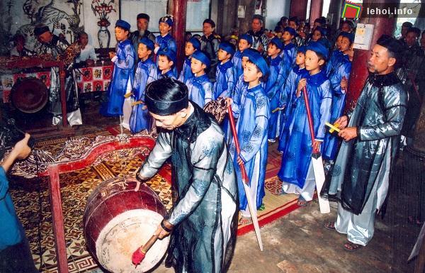 Người dân tham gia Hò cửa Đình tại Bất Nạo