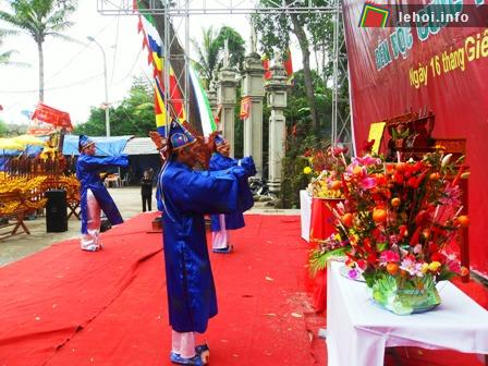 Các cụ ông trong thôn đang thực hiện nghi lễ dâng hương