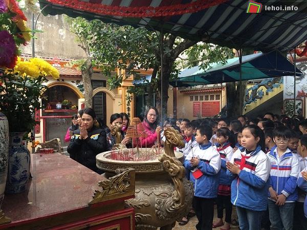 Học sinh tham quan di tích lịch sử Đình hạ