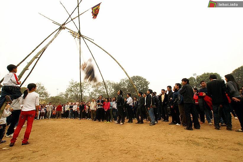 Tổ chức chơi trò chơi dân gian