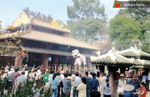 Du khách tham gia hội lăng Lê Văn Duyệt