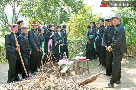 Người Mường chuẩn bị đồ lễ cho lễ hội rửa lá lúa
